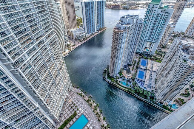 Building Photo - 495 Brickell Ave