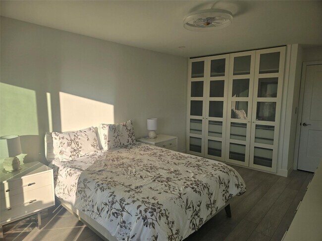 Building Photo - 1401 N Riverside Dr