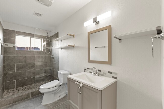 Building Photo - 8818 Edgemoor Dr
