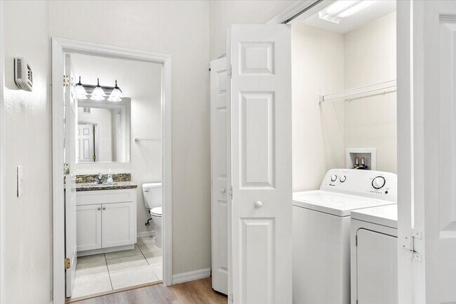 Building Photo - 15234 Searobbin Dr