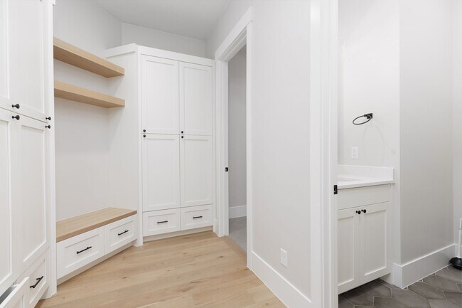 Building Photo - Gorgeous 5 bed | 3.5 bath |  Custom Home with RV Garage in Tonaquint!