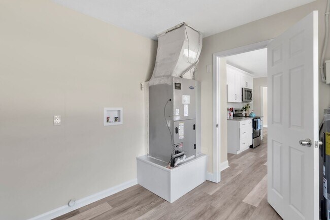 Building Photo - Remodeled Pool Home in the Heart of Brandon, FL