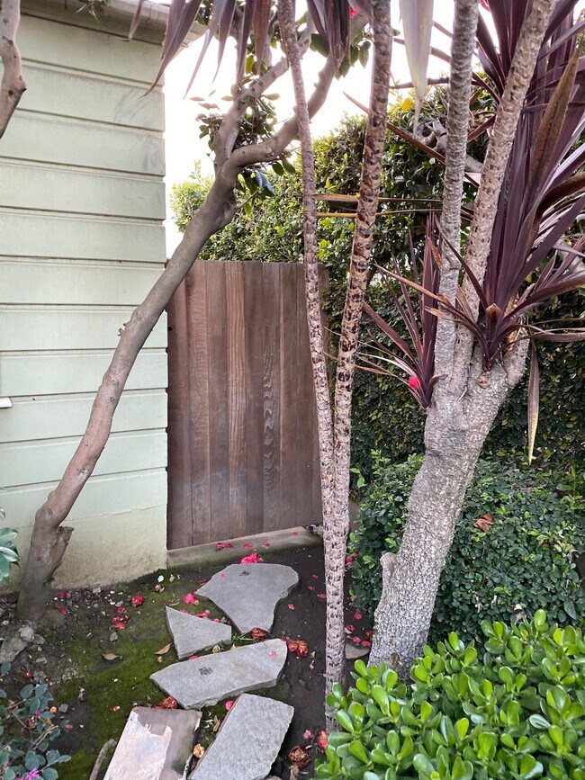 Building Photo - 2571 S Bundy Dr