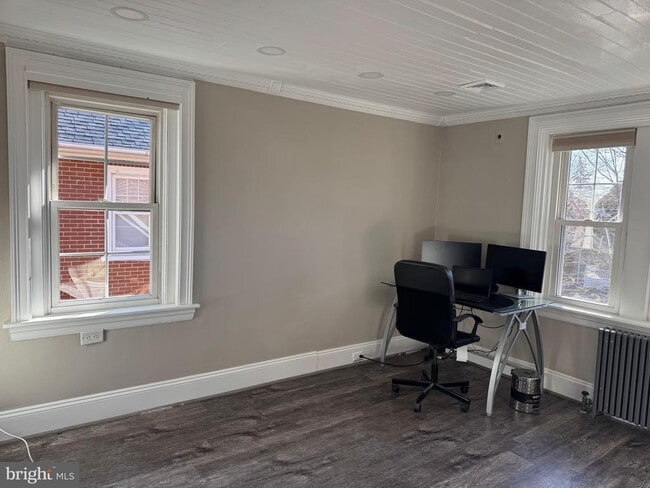 Building Photo - 725 W Mt Vernon St