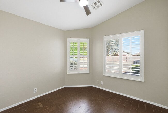 Building Photo - Three bedrooms PLUS Den! Ready to Move In