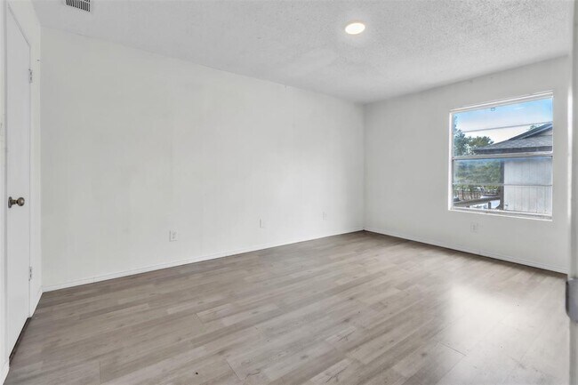 Building Photo - 5805 Cougar Dr