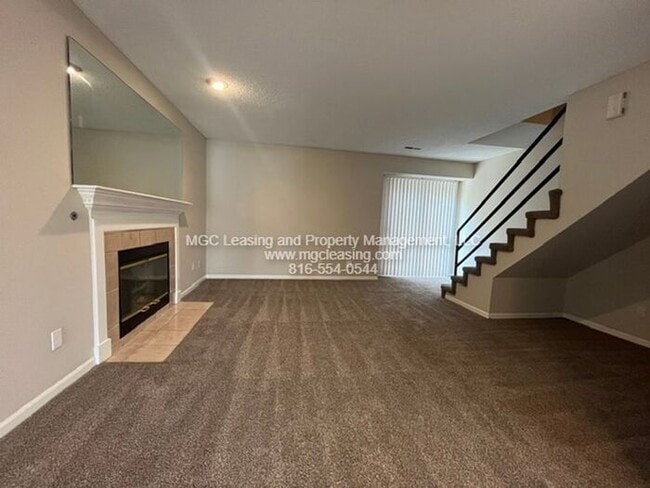 Building Photo - Spacious townhouse available for your July move-in!