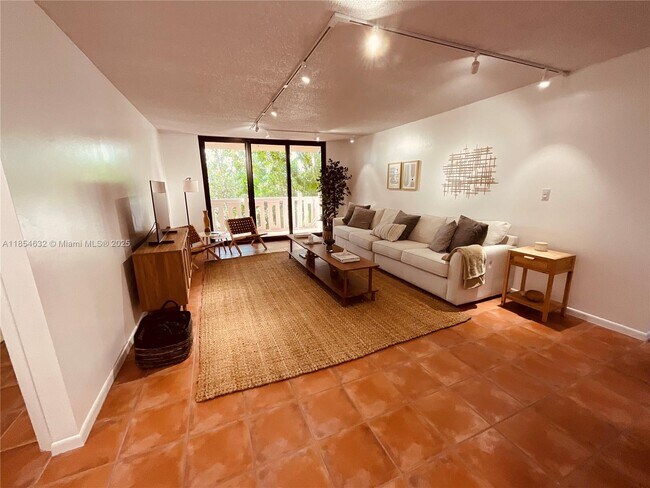 Building Photo - 1121 Crandon Blvd