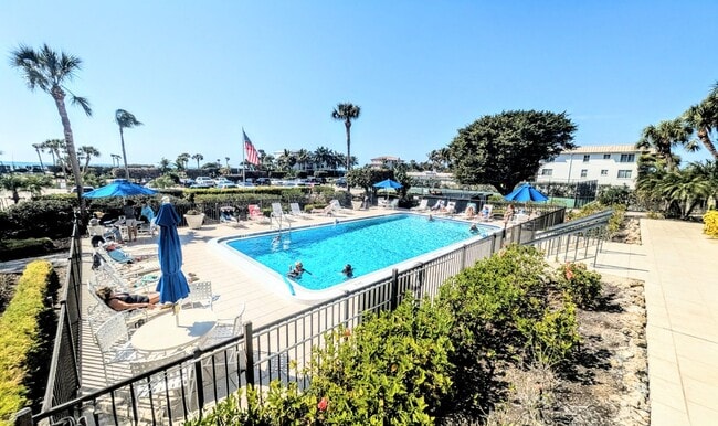 Building Photo - Seasonal/short term 2/2 condo rental with full water view on Longboat Key.