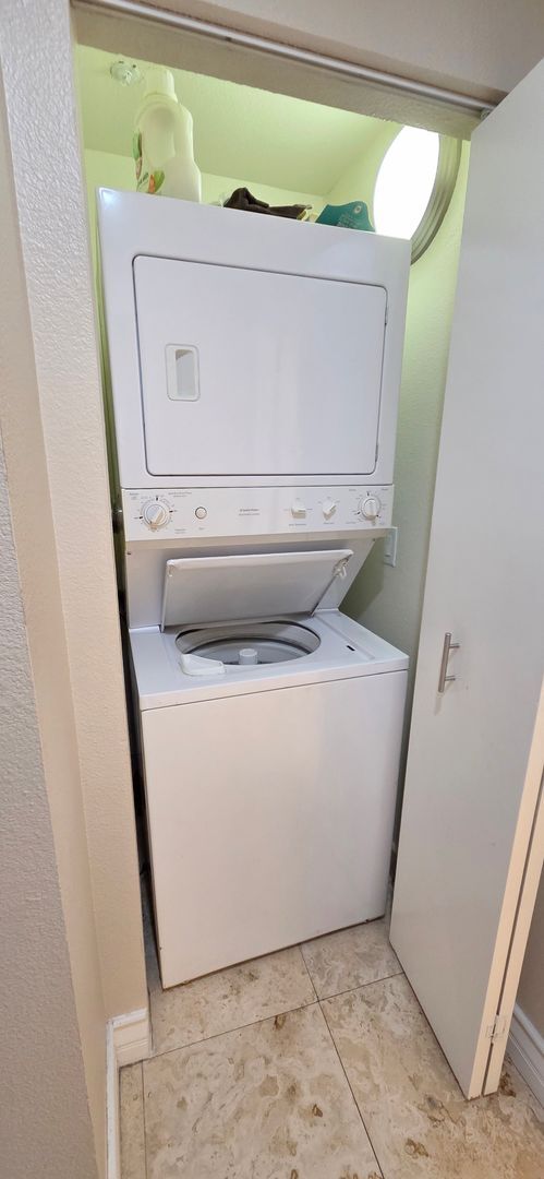 Building Photo - Short or long term available! Beautifl furnished 1 bedroom located in the heart of the strip!