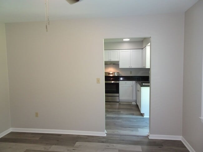 Building Photo - 3 Bedroom 2.5 bath Townhome rental in Rale...