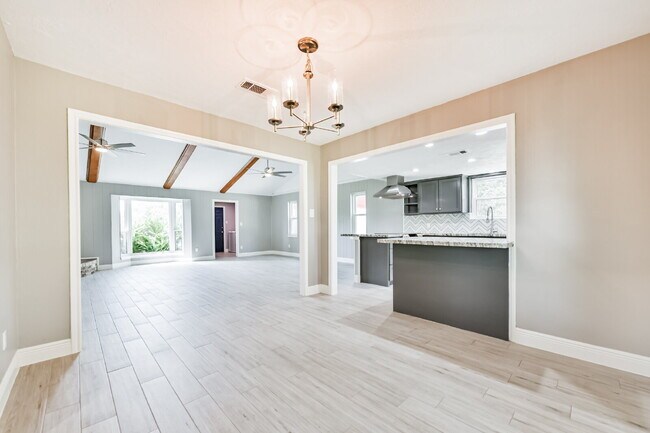 Building Photo - Rare Horse-Ready Property in Manvel