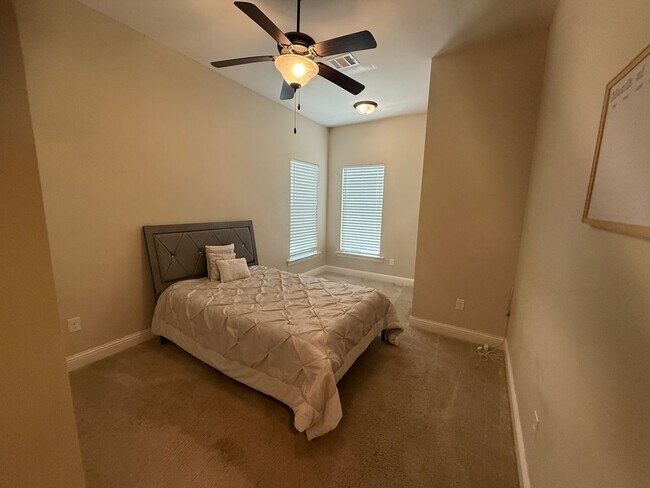 Building Photo - 908 Lakehaven Dr