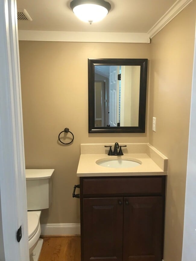 Building Photo - Beautiful 3 Bed 3.5 Bath House