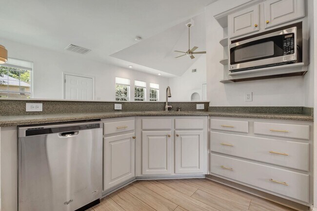 Building Photo - 848 Eagle View Dr
