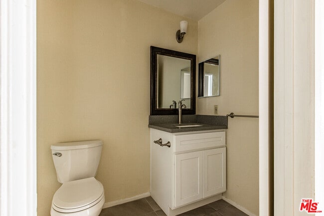 Building Photo - 820 S St Andrews Pl