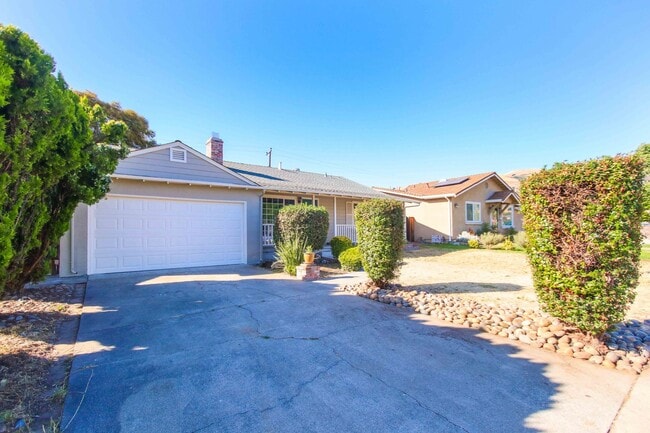 Primary Photo - Charming 3 Bed, 2 bath in the East Foothills