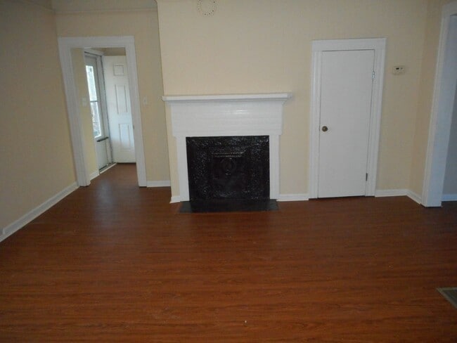 Building Photo - 2-Bedroom, 1- Bathroom Home Close to Downtown