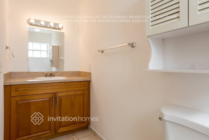 Building Photo - 10029 SW 146th Pl