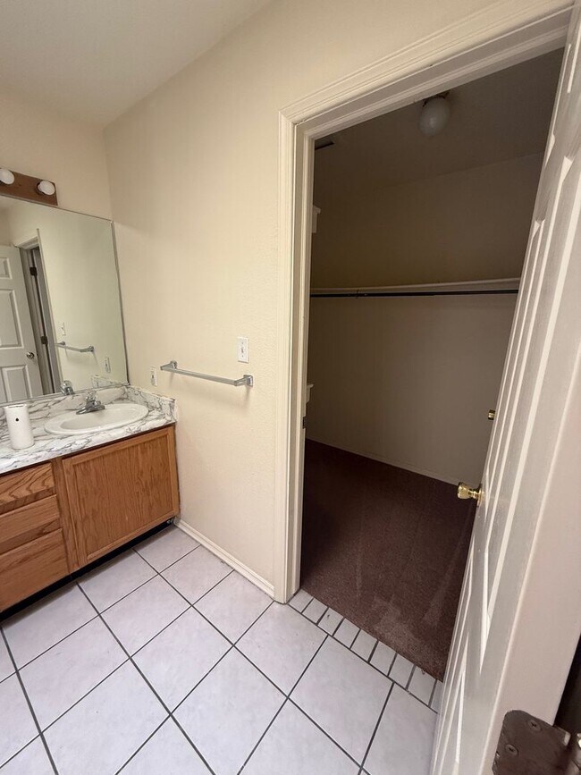 Building Photo - Beautiful home in great Area