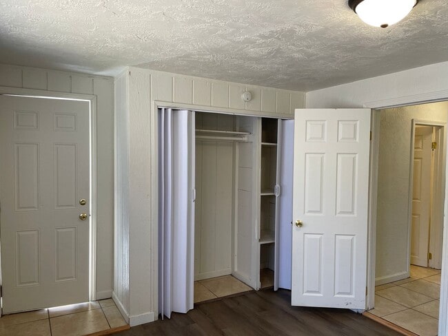 Building Photo - Nice 3 bedroom 1 Bath Home-Fully Fenced Ba...