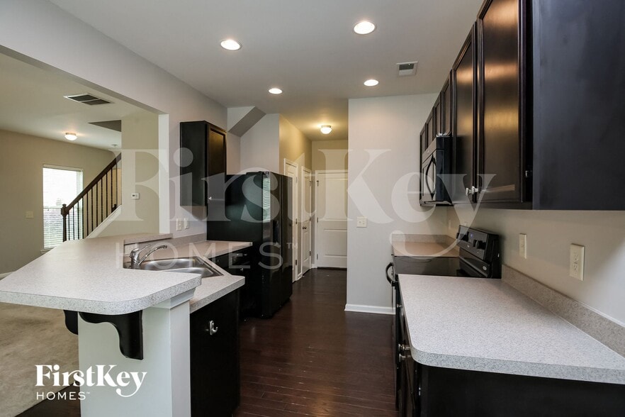 Building Photo - 1211 Image Ives Dr