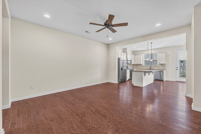 Building Photo - Your Next Home Awaits! 3BR Townhome with G...