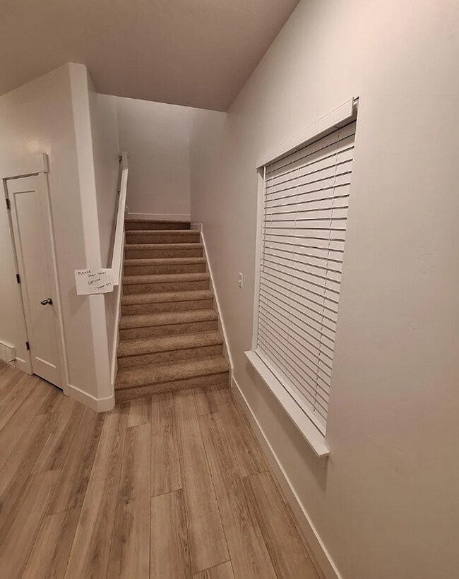 Building Photo - 4 bedroom/2.5 bathroom Townhome in Eagle M...