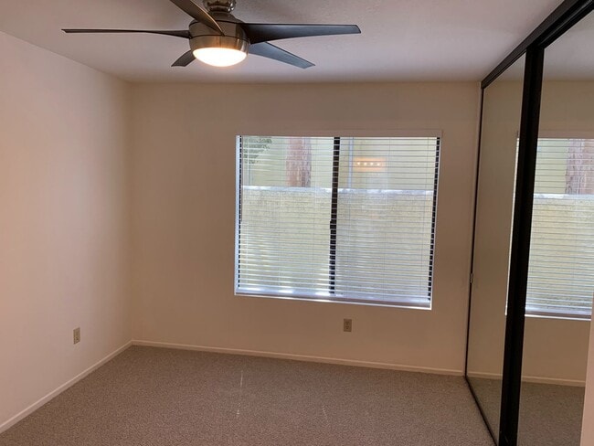 Building Photo - Light & Bright Mission Ridge Condo