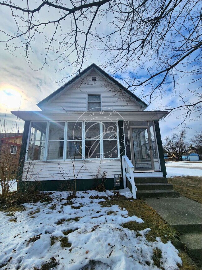 Building Photo - 4 bed 2 bath home with over 1600 Sq Feet!