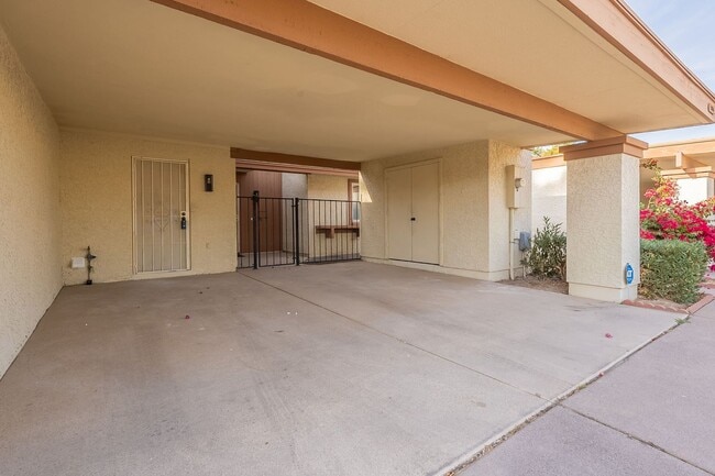 Building Photo - Fresh & Clean Townhome in North Phx!
