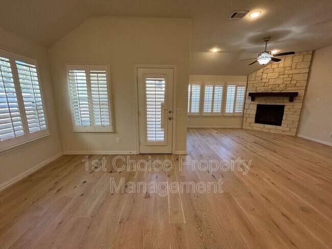 Building Photo - 952 Pinnacle Ridge Rd