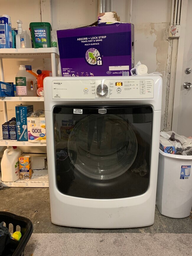 Building Photo - 910 Lake St