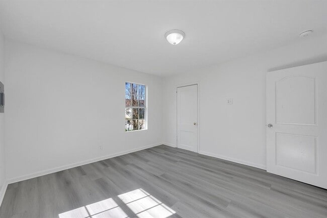 Building Photo - 214 N Hagerman St