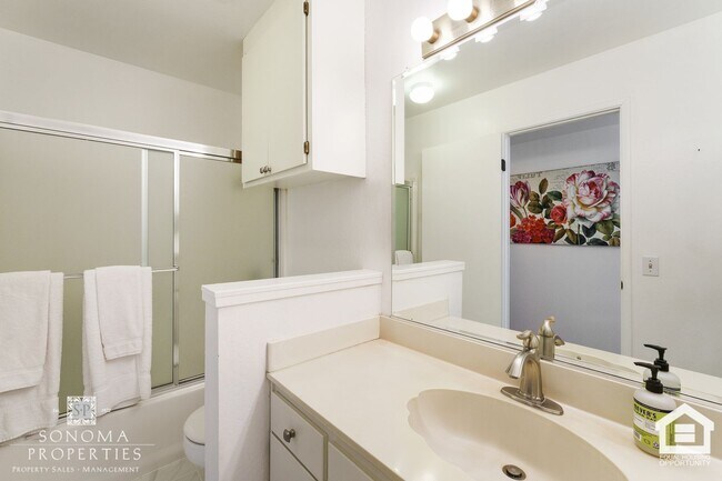 Building Photo - Beautifully Maintained Duplex in Glen Ellen