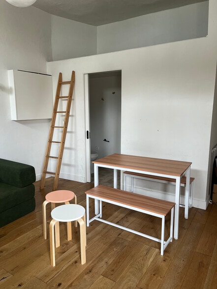 Building Photo - 1341 1/2 Lilac Ter