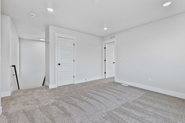 Building Photo - Awesome end unit 3 Bed 2.5 Bath townhome i...