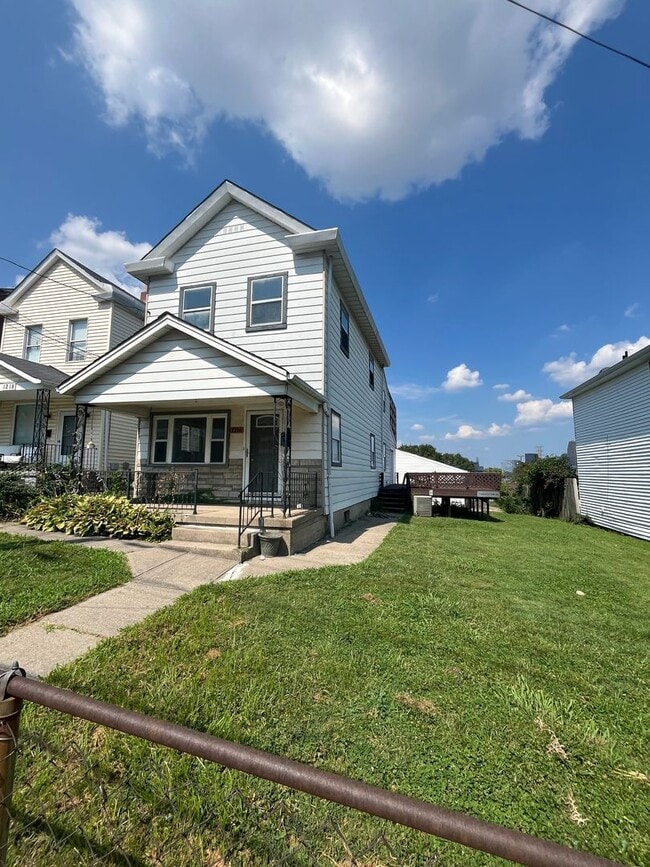 Building Photo - Three Bed, Two Bath with 2 Car Garage in N...