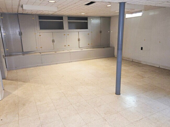 Building Photo - 3018 Guilford Dr
