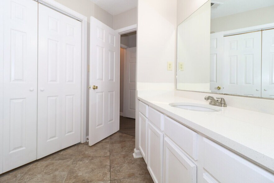 Building Photo - 1015 Jessica Lauren Dr