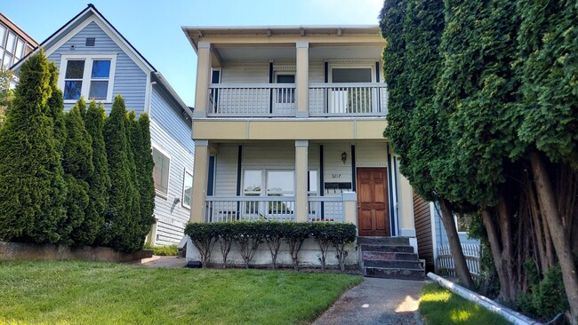 Primary Photo - 3217 Hoyt Ave