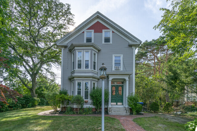 Building Photo - 590 River Ave