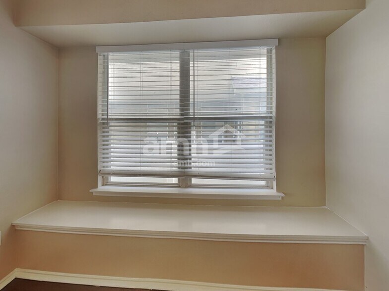 Building Photo - 210 Hilltop Dr