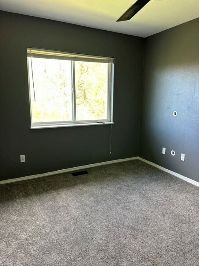 Building Photo - 3Bed, 2Bath Single Family Home in Beautiful Eagle River!!