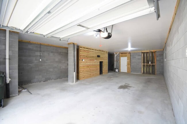 Building Photo - 596 McLernon Trce