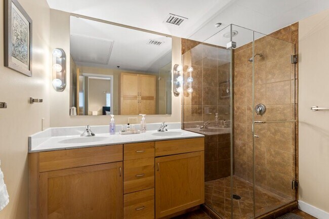 Building Photo - Piazza Condo - Fully Furnished 2bd/2ba - S...