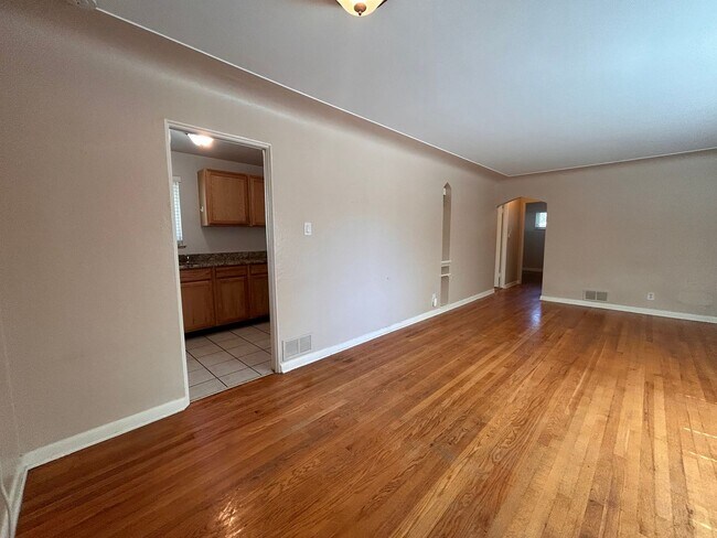 Building Photo - $0 DEPOSIT OPTION. CHARMING 2BED/1BATH DUPLEX NEAR SLOAN LAKE!!