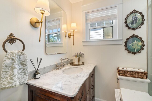 Building Photo - Charming 3 Bedroom Home Near Downtown Savannah with Flex Room & Fenced Yard