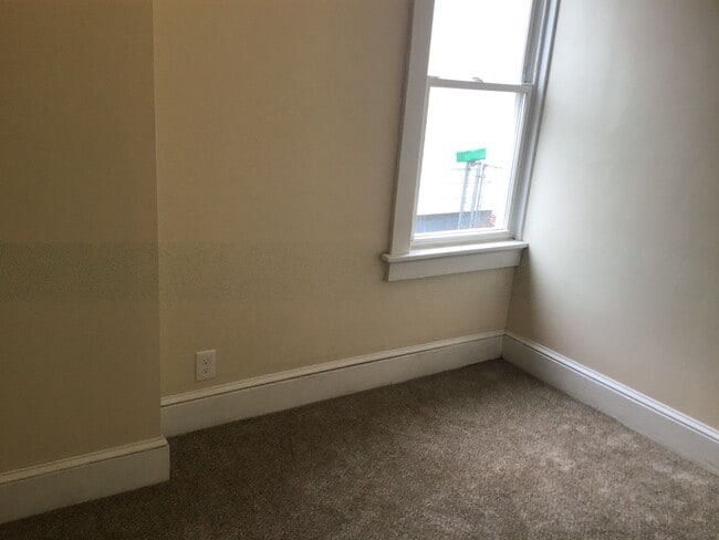 Building Photo - 4 Bedroom Single Family Home