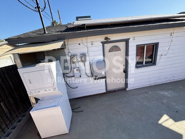 Building Photo - Modern, Solar Energy, 2-Bedroom detached Casita!
